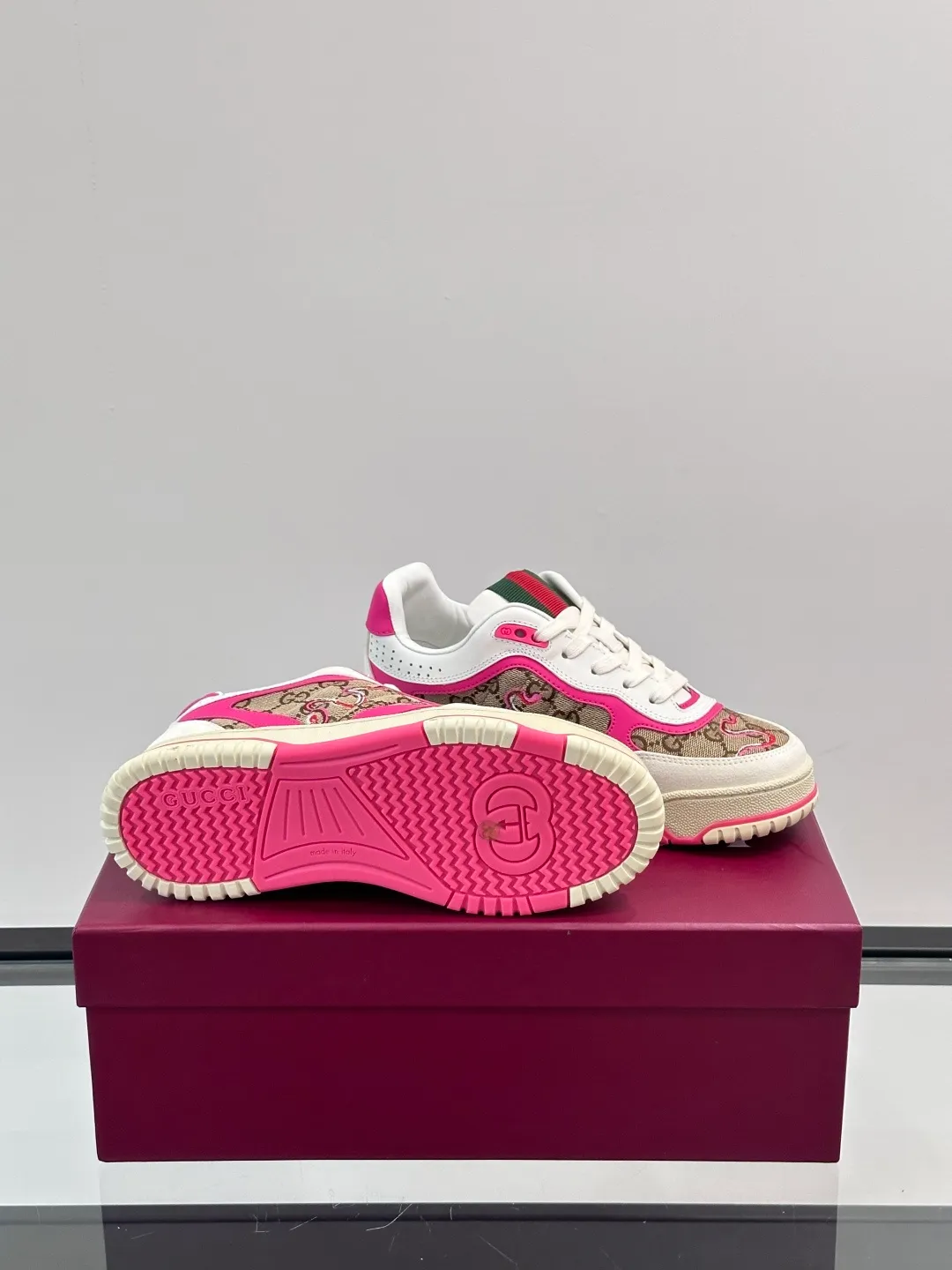 Men's Shoes 💰500 [New Style] 🦨🦨Gucci 𝐆𝐮𝐜𝐜𝐢 𝐑𝐞-𝐖𝐞𝐛 As a sneaker created by Sabato De Sarno for Gucci, the Re-Web series reinterprets the brand's classic stripes, with bold and unique details to set off a modern silhouette design. These shoes are crafted from white leather. This new sneaker is ingeniously decorated with many of the brand's classic details, and is equipped with a bright red and green webbing tongue, which will make people fall in love at first sight. White leather has been specially treated to be soft and shiny, with an embossed grained texture. Script Gucci logo and Interlocking G web label with Interlocking G and script Gucci logo. Rubber outsole with Interlocking G detail eyelets. Web tongue. Size: Female 35-40 (Female 41, 42 customized). Male 38-44 (45, 46 customized)